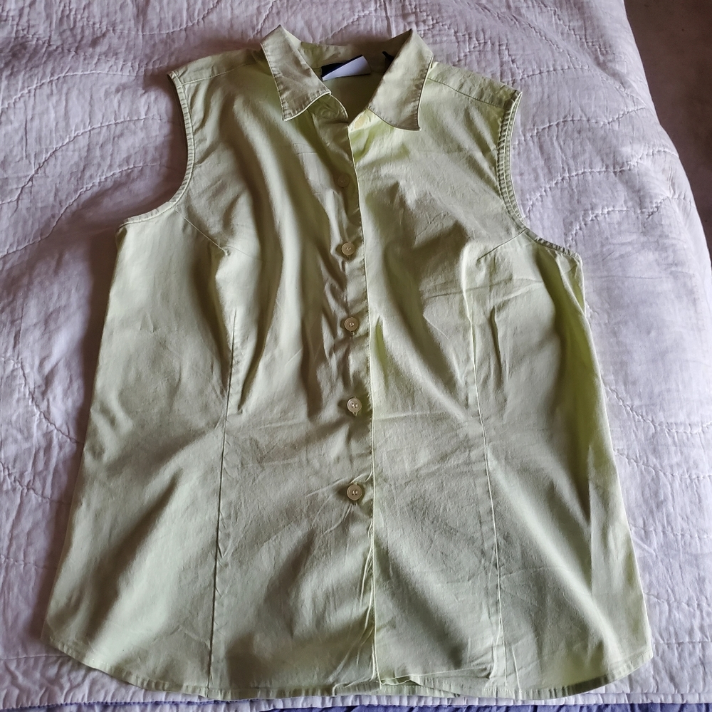 Liz Claiborne Sleeveless Green Button up shirt